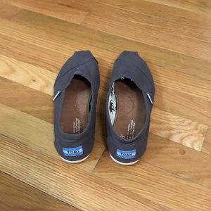 Tom’s slip on flats